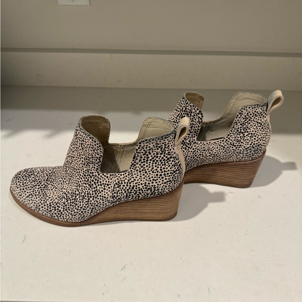 Toms suede cheetah print wedge boots